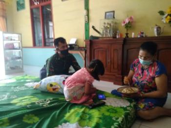 Menjalin Keakraban, Anggota TMMD Melaksanakan Bincang-Bincang Warga Nglambangan